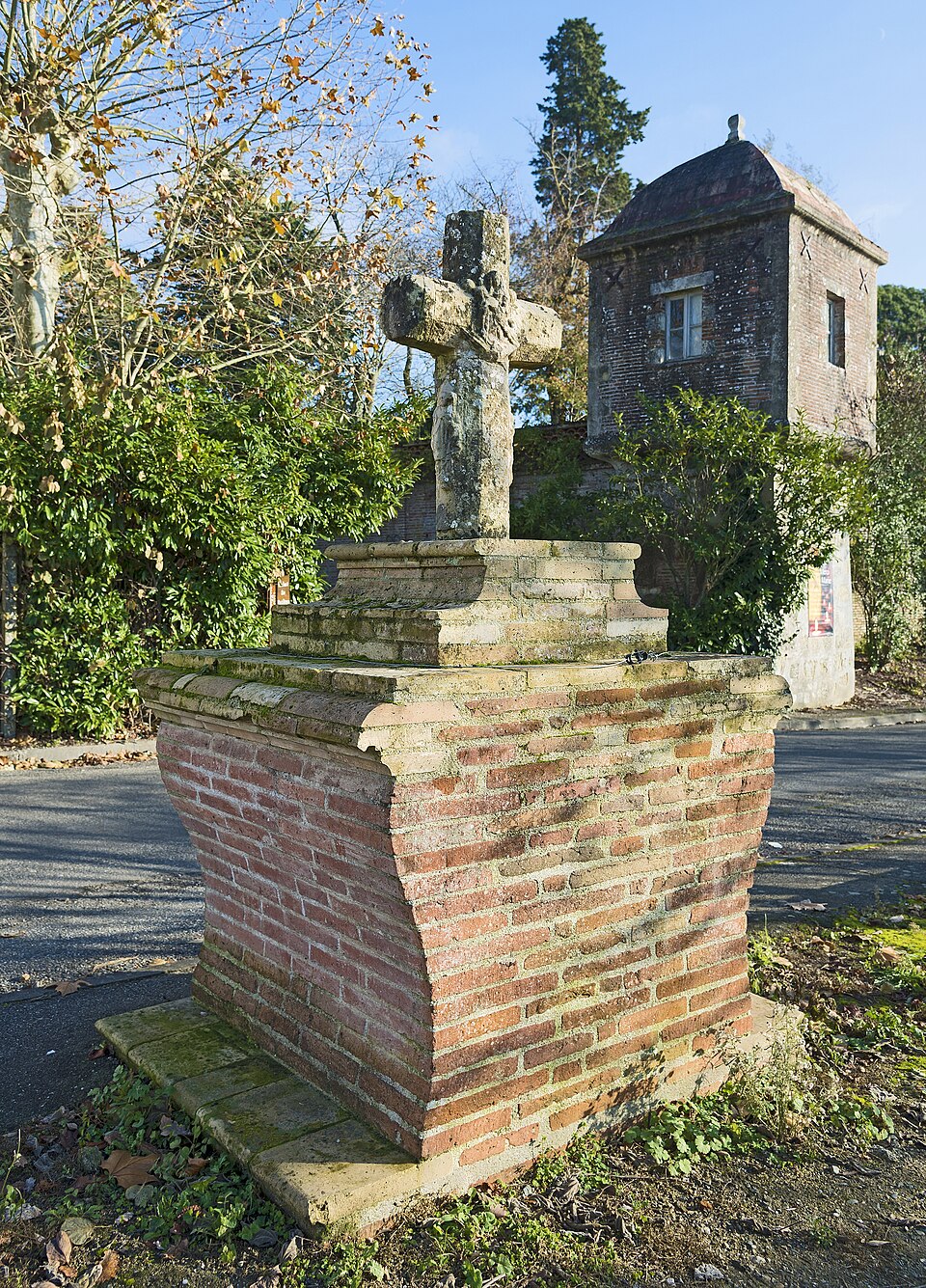 Le calvaire de Castelnau-d'Estr&eacute;tefonds, monument historique class&eacute; en 1979