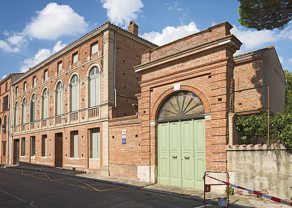 Fa&ccedil;ades en brique du couvent des Ursulines, dans le centre-bourg de Grenade (31330)