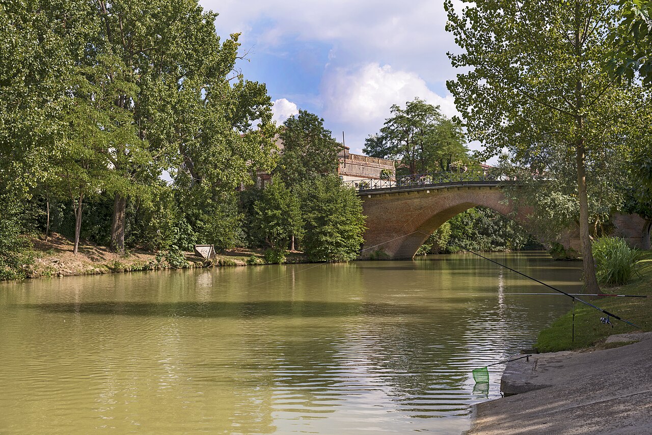 Le pont en brique sur la Save &agrave; Grenade, entour&eacute; de verdure