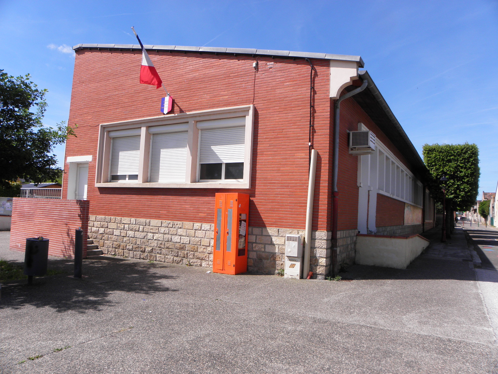 &Eacute;cole La Bastide &agrave; Grenade (31330), avec sa bo&icirc;te &agrave; livres