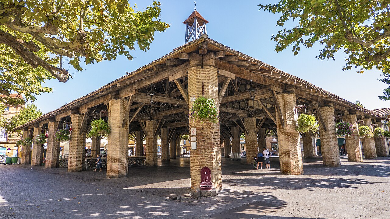 Vue de la halle m&eacute;di&eacute;vale de Grenade (31330) au bord de la Garonne