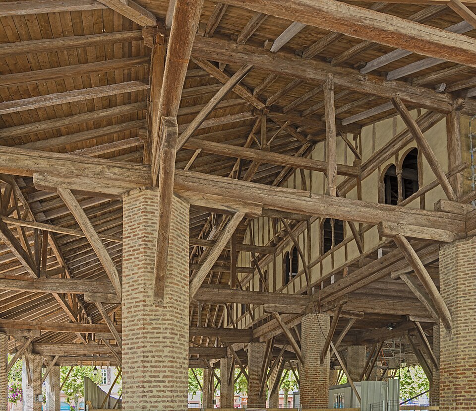 Int&eacute;rieur de la halle de Grenade, charpente en bois et piliers en brique rose