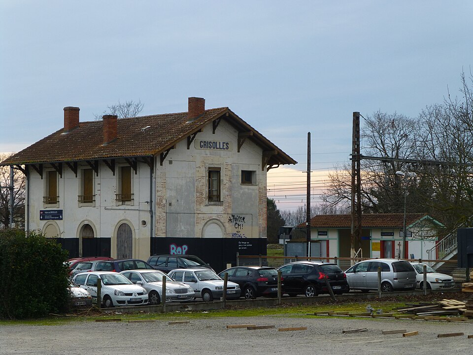 Le b&acirc;timent voyageurs de la gare de Grisolles (82170) et son parking